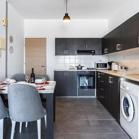 Solana 2-bedroom * Lárnaka